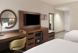 Two Queen Beds, Non-Smoking | Coffre-fort, bureau, espace de travail pour ordinateurs portables