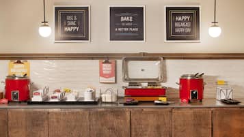 Una encimera de cocina con varios electrodomésticos y un cartel que dice 'Happy Breakfast Happy Day'.