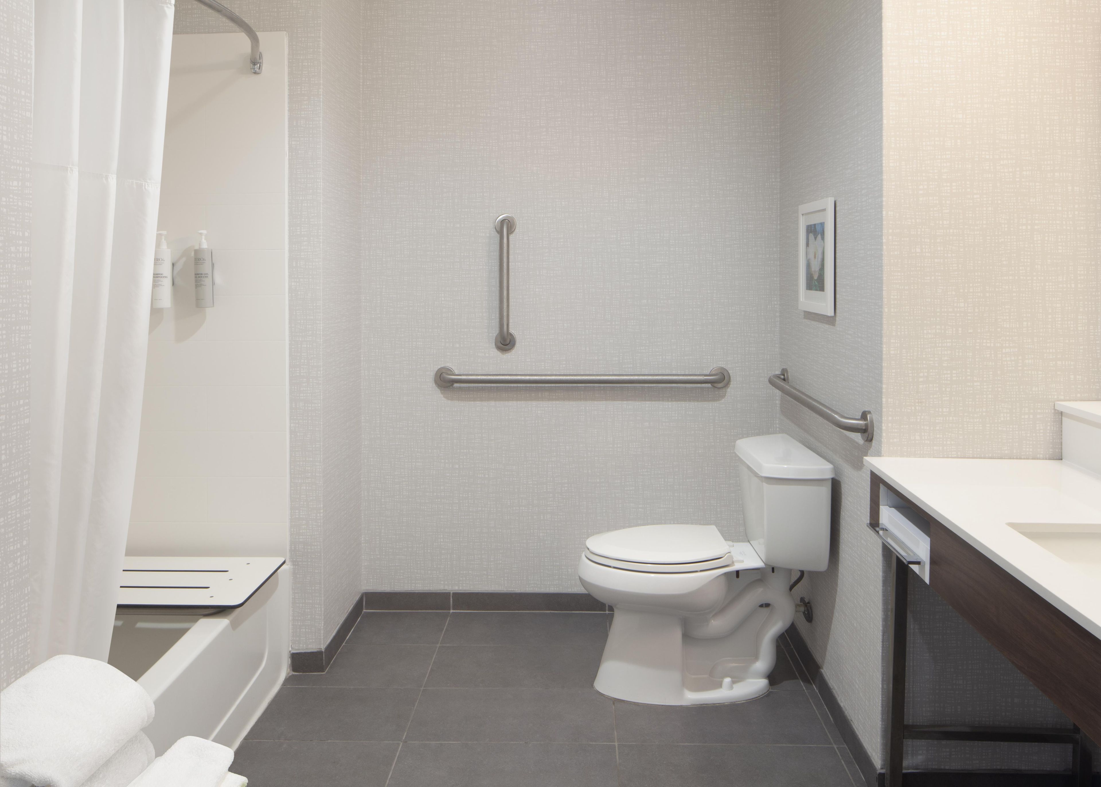 Un baño con ducha, inodoro y lavamanos.