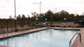 Una piscina al aire libre de temporada