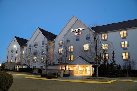 Exterior. TownePlace Suites by Marriott Republic Airport Long Island