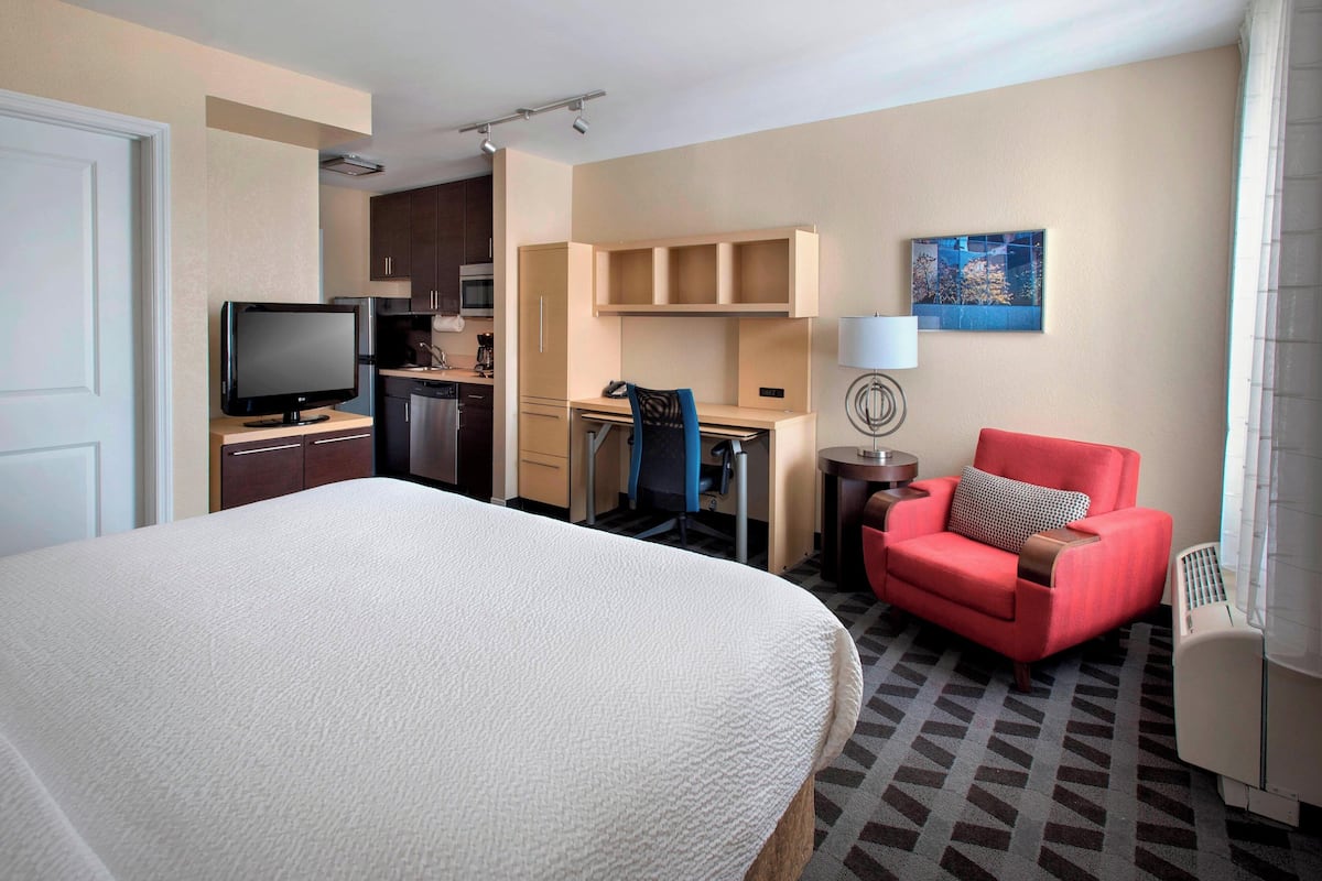 Studio, 1 King Bed | Hypo-allergenic bedding, desk, laptop workspace, blackout drapes