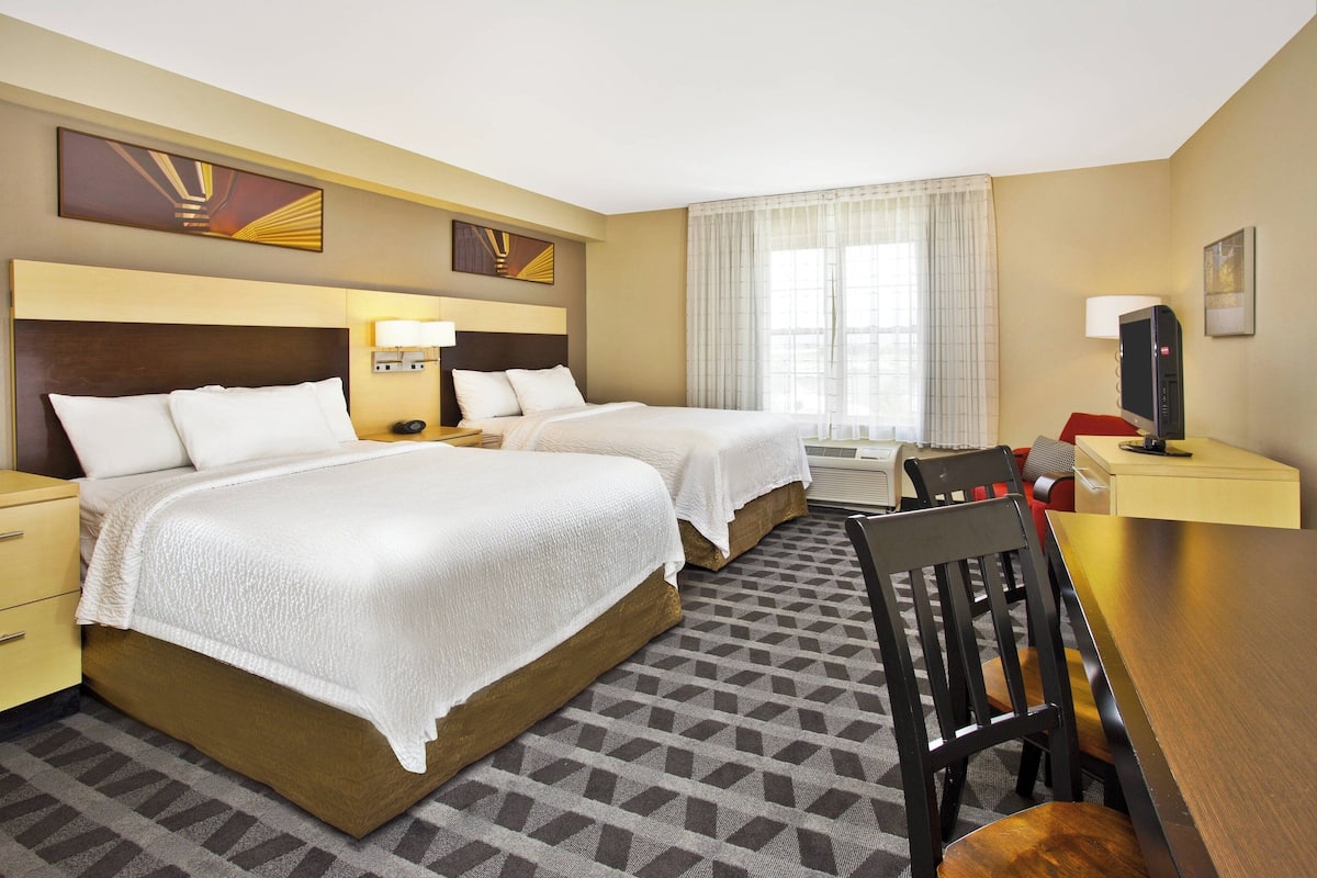 Studio, 2 Queen Beds | Hypo-allergenic bedding, desk, laptop workspace, blackout drapes