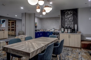 Free continental breakfast  - Towneplace Suites by Marriott Savannah Airport (Savannah)