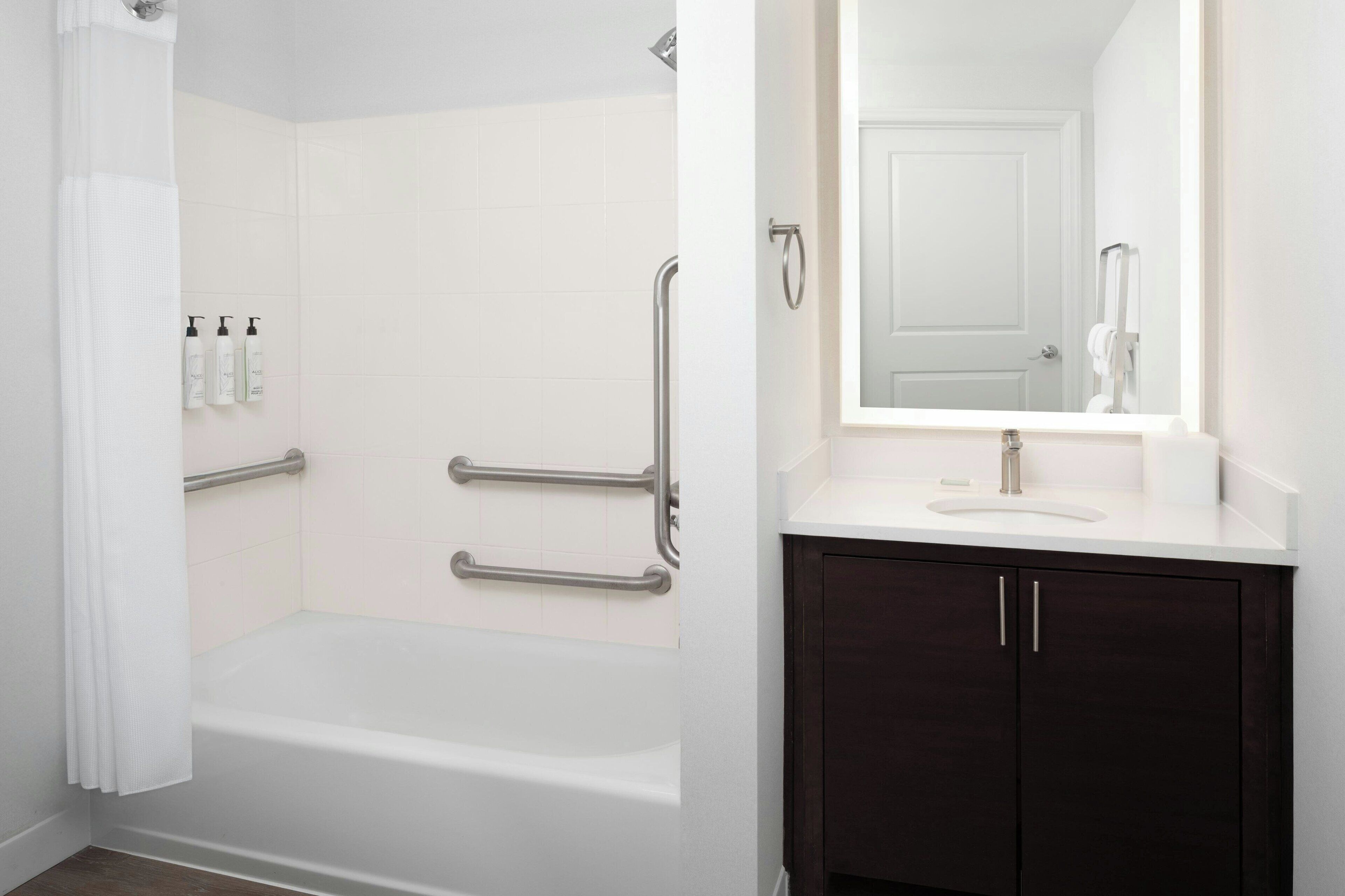 studio, 2 queen beds, non smoking | bathroom | combined shower/bathtub, free toiletries, hair dryer, towels