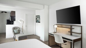 Studio, 1 Tempat Tidur Queen | Seprai premium, meja kerja, dan ruang kerja ramah laptop