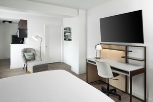 Studio, 1 Queen Bed | Premium bedding, desk, laptop workspace, blackout drapes