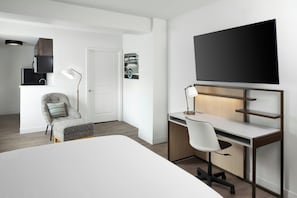 Estudio, 1 cama Queen size | Ropa de cama de alta calidad y escritorio