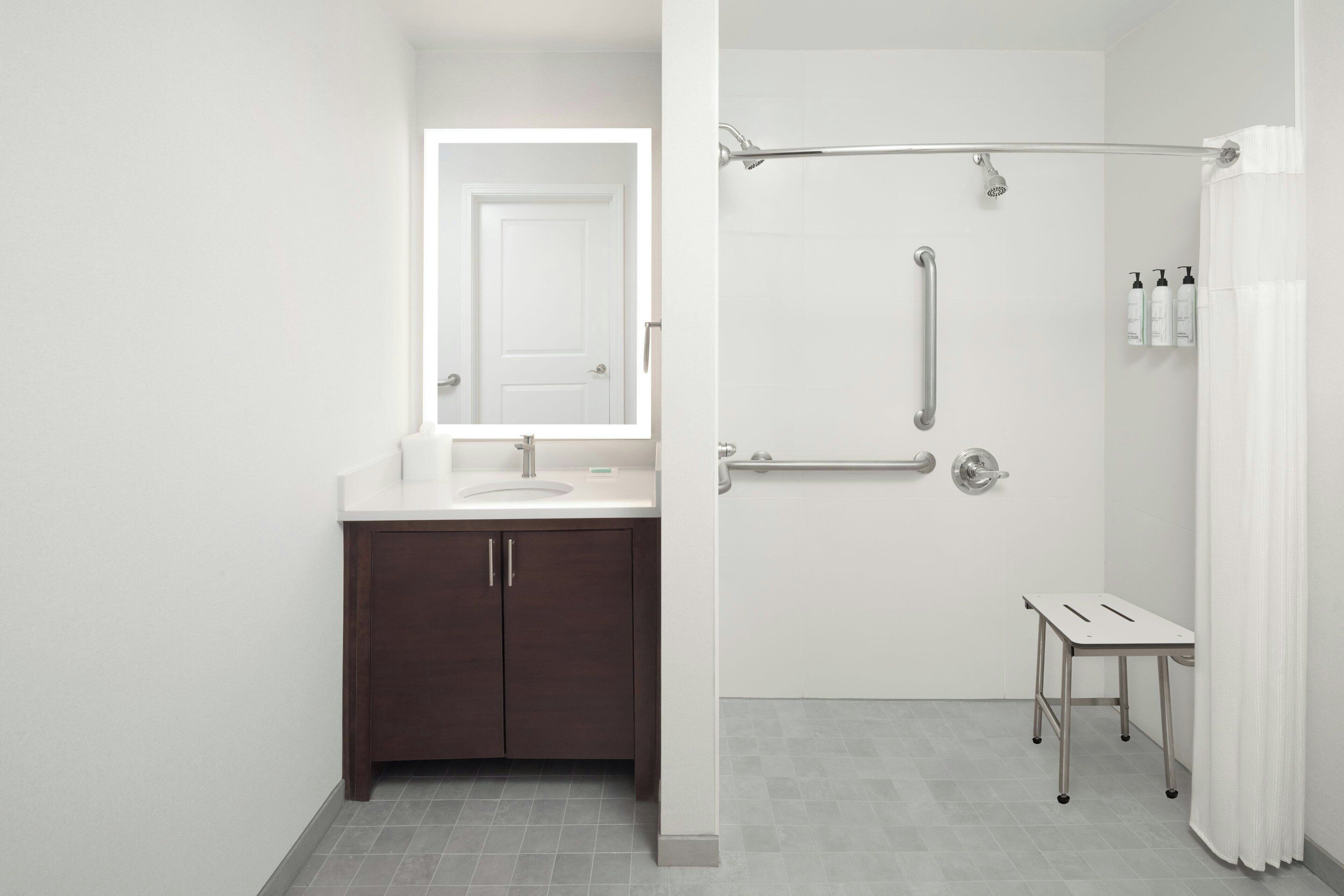 suite, 1 bedroom, non smoking | bathroom | combined shower/bathtub, free toiletries, hair dryer, towels