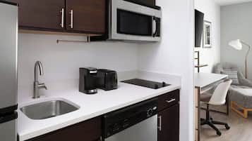 Geladeira, micro-ondas, cooktop, lava-louças