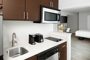 Estudio, 1 cama Queen size | Cocina privada | Refrigerador, microondas, parrilla de estufa y lavavajillas 