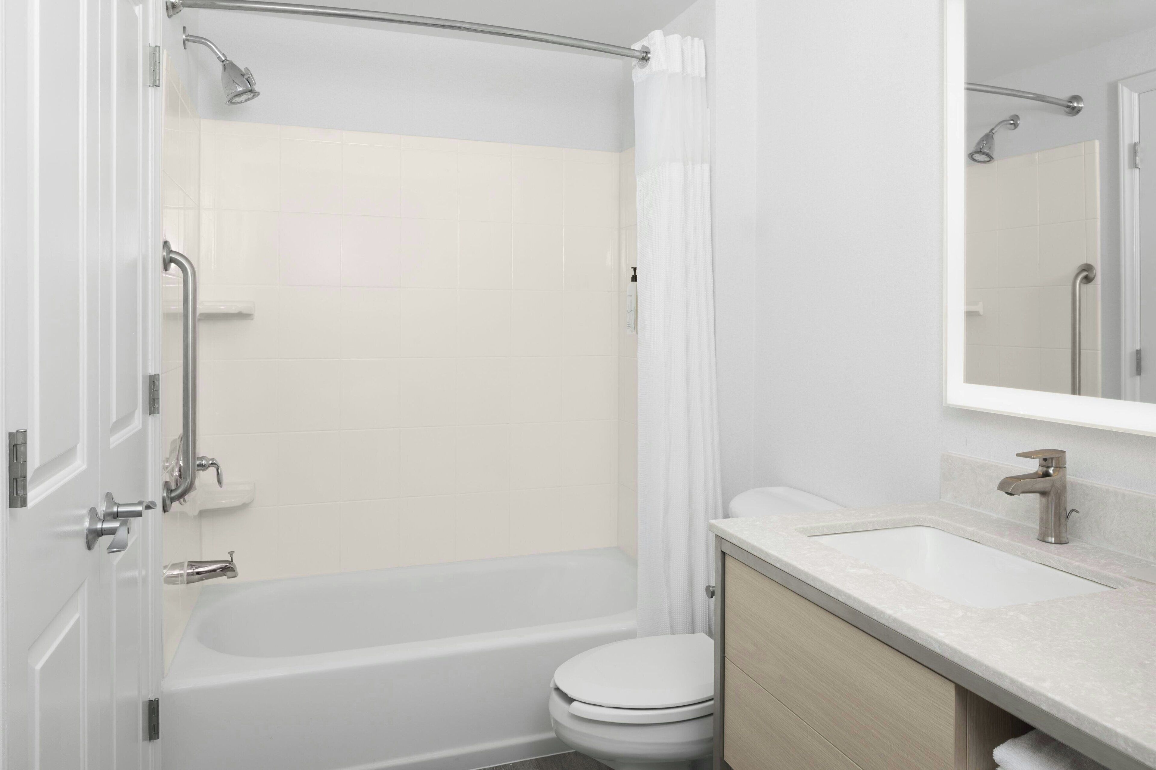 combined shower/bathtub, free toiletries, hair dryer, towels