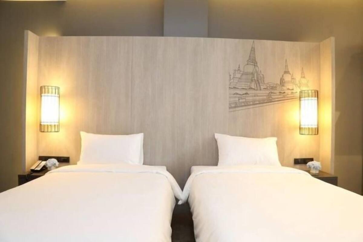 Minibar, coffres-forts dans les chambres, bureau, rideaux occultants