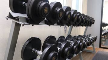 Un estante con mancuernas en un gimnasio.