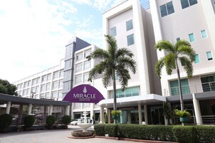 Un hotel moderno con un letrero llamativo que dice "Miracle Airport Hotel".