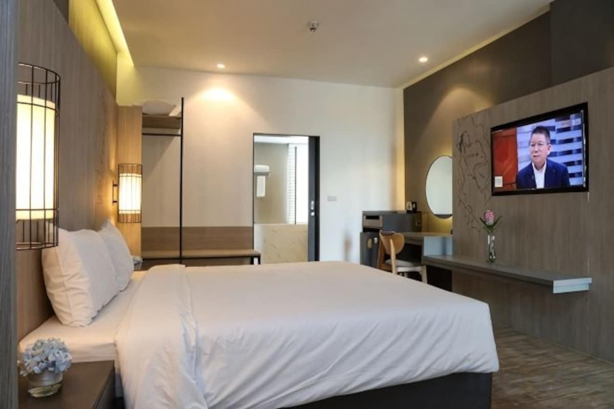 Minibar, in-room safe, desk, blackout drapes
