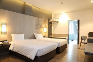 Minibar, caja de seguridad en la habitación y muebles diferentes 