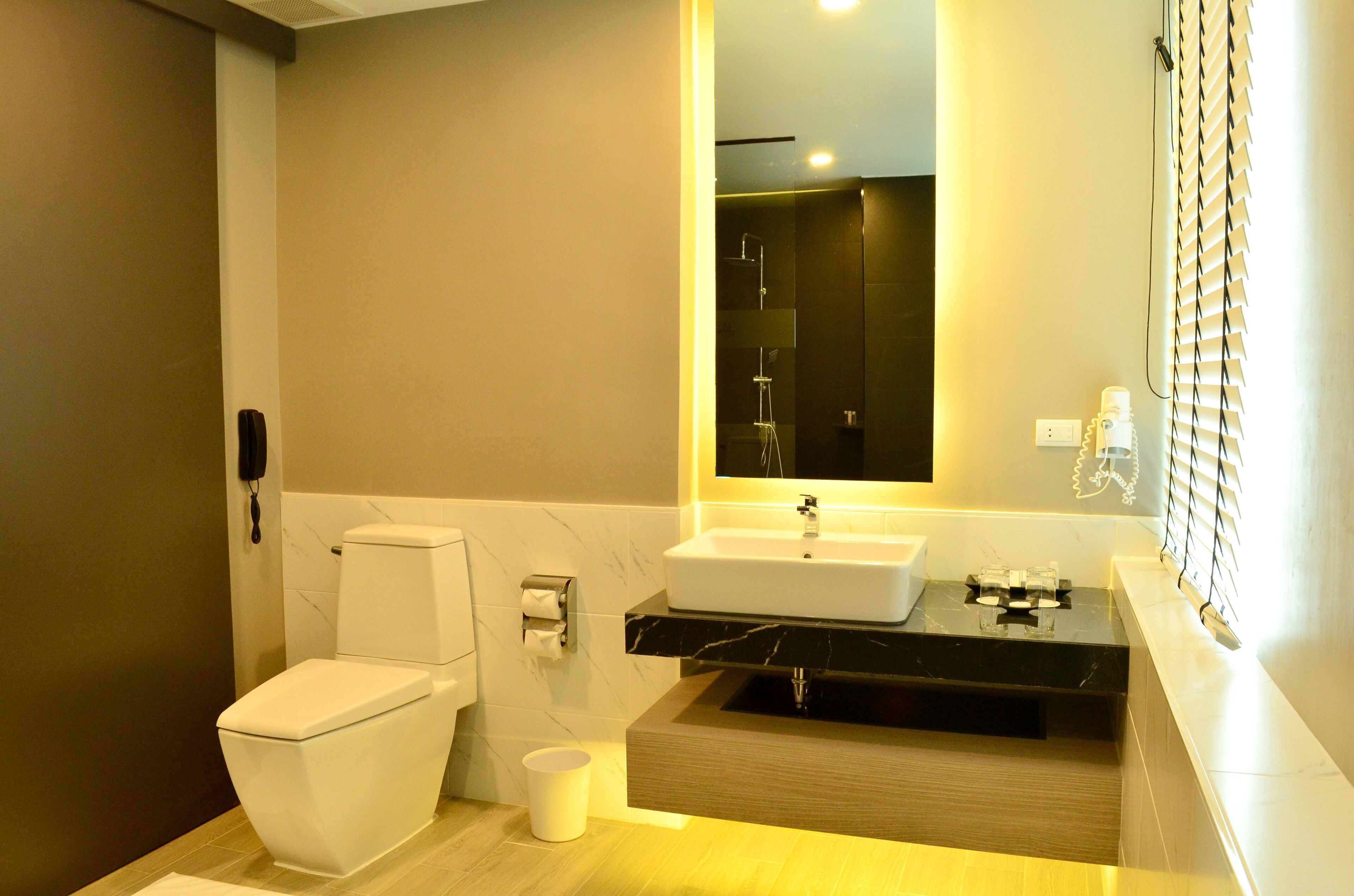 deluxe room | bathroom | free toiletries, hair dryer, slippers, towels