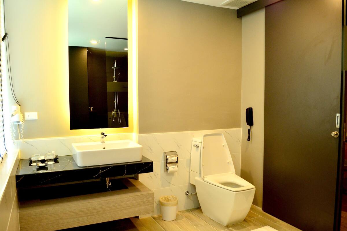 deluxe room | bathroom | free toiletries, hair dryer, slippers, towels