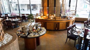 Daily full breakfast (ZAR 225 per person)