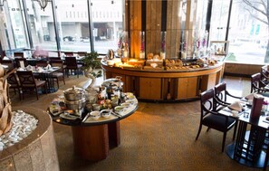 Daily full breakfast (ZAR 225 per person)