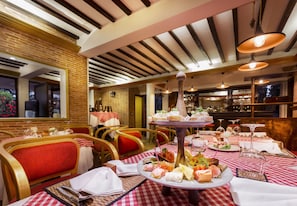 Breakfast, lunch and dinner served  - AMATAO Tropical Residence (Siem Reap)