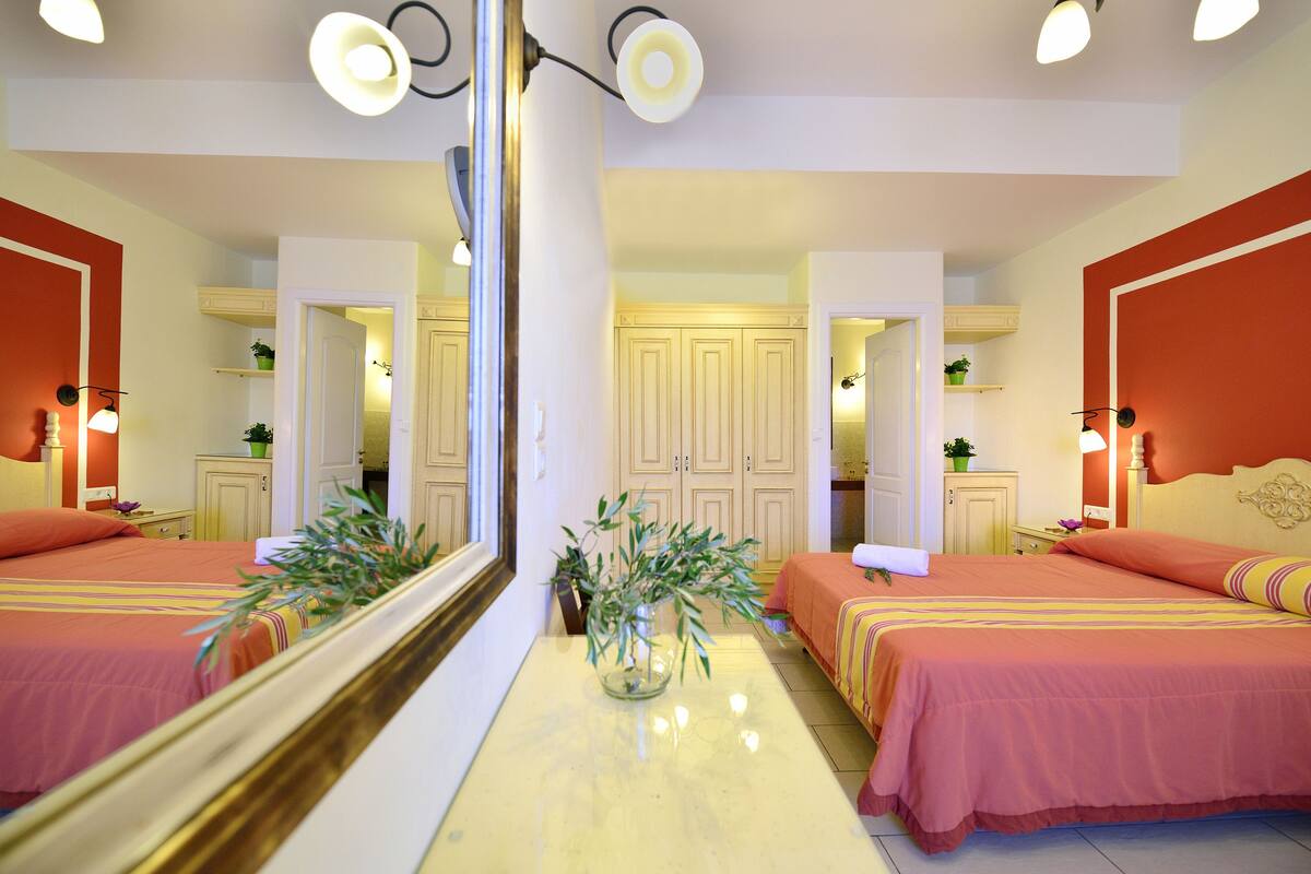 standard triple room (no special view) | egyptian cotton sheets, in-room safe, desk, blackout curtains