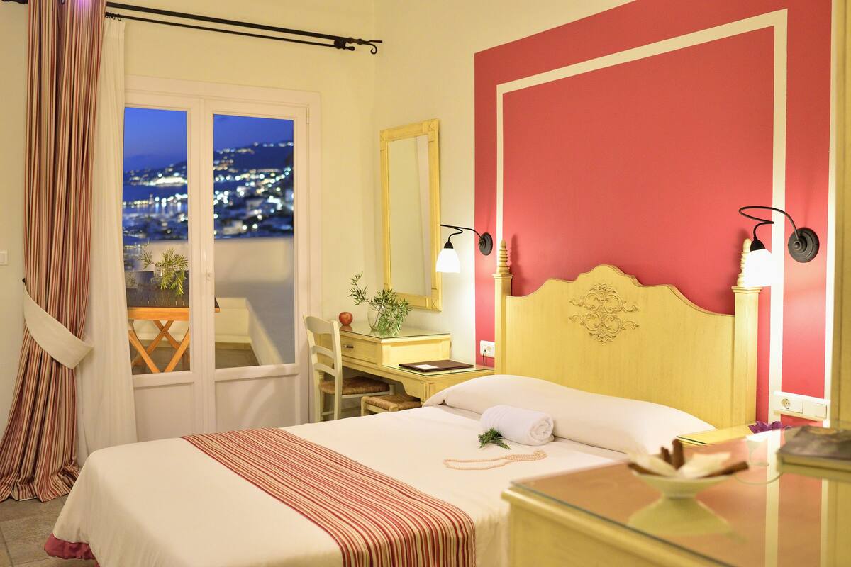 egyptian cotton sheets, in-room safe, desk, blackout curtains