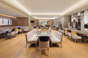 Der serveres aftensmad og indiske retter 