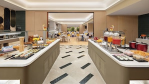 Ein modernes Frühstücksbuffet mit einer Auswahl an Speisen und einem klaren, zeitgemäßen Design.