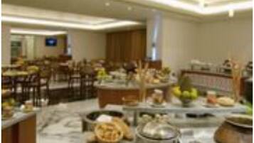 Desayuno buffet diario (INR 767 por persona)