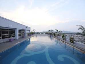 Udendørs pool, åben fra kl. 07.00 til kl. 19.00, liggestole