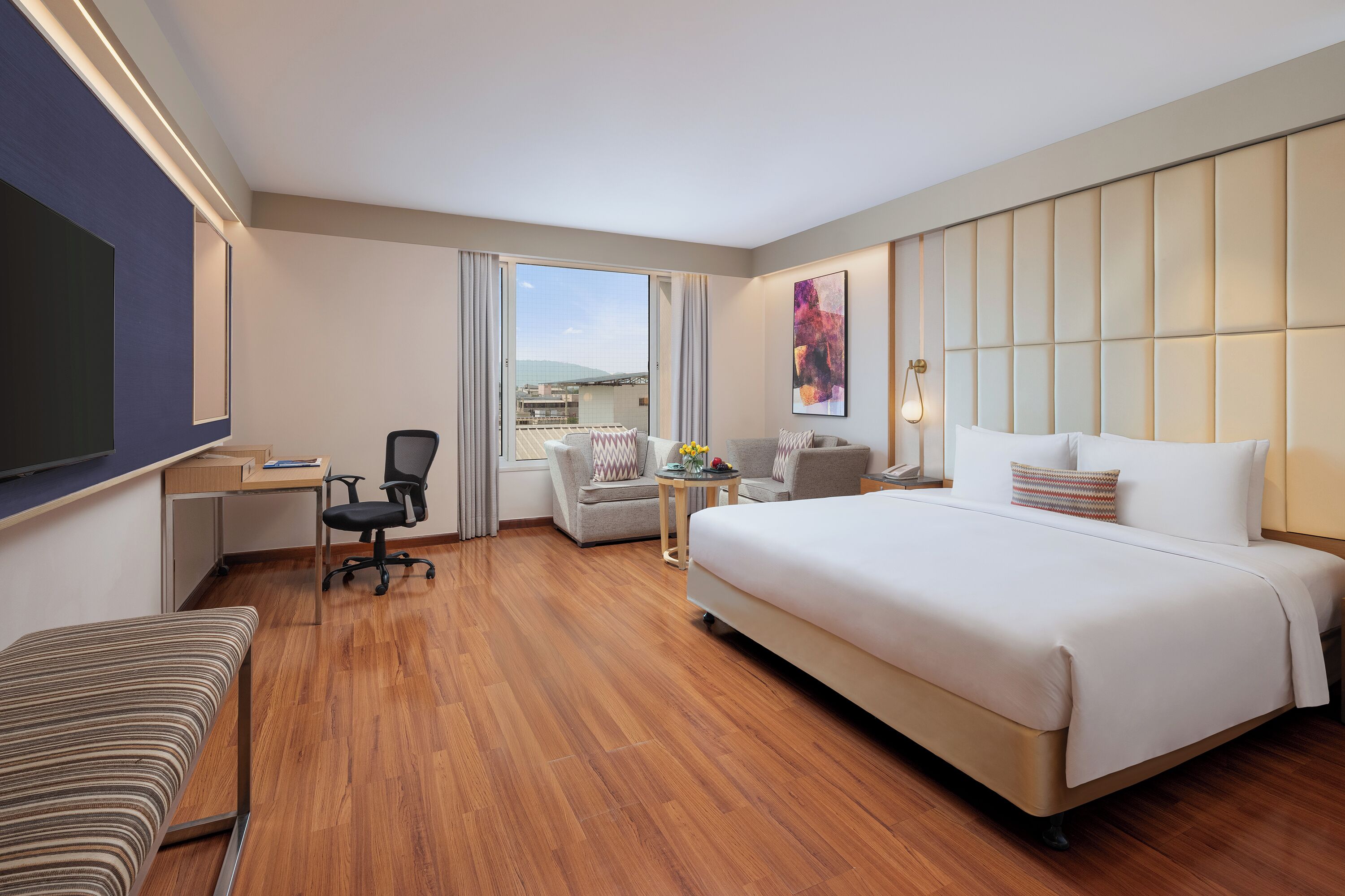 华丽客房, 1 张特大床 | 迷你吧、客房内保险箱、办公桌、隔音