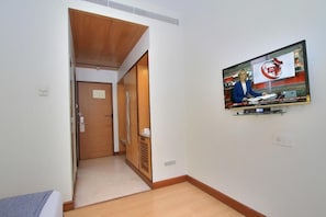 Trang trí khác biệt, trang bị nội thất với thiết kế riêng biệt, bàn 