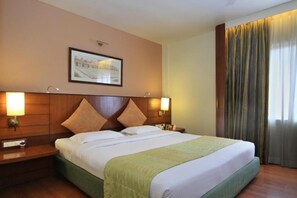 Individually decorated, individually furnished, desk, laptop workspace - LA SARA GRAND (Bengaluru)