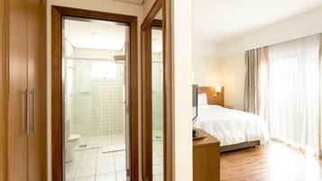 Shower, rainfall showerhead, free toiletries, hair dryer