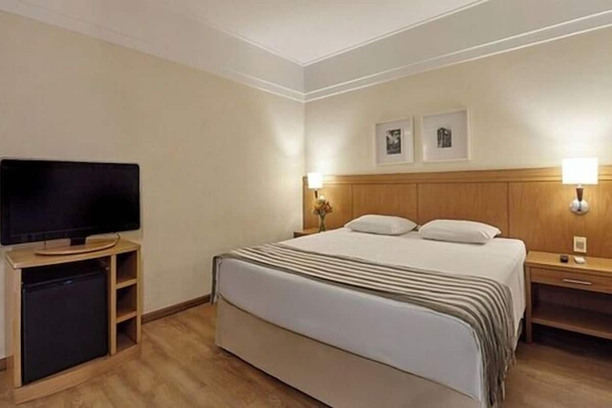 Luxo Casal | Minibar, in-room safe, desk, laptop workspace
