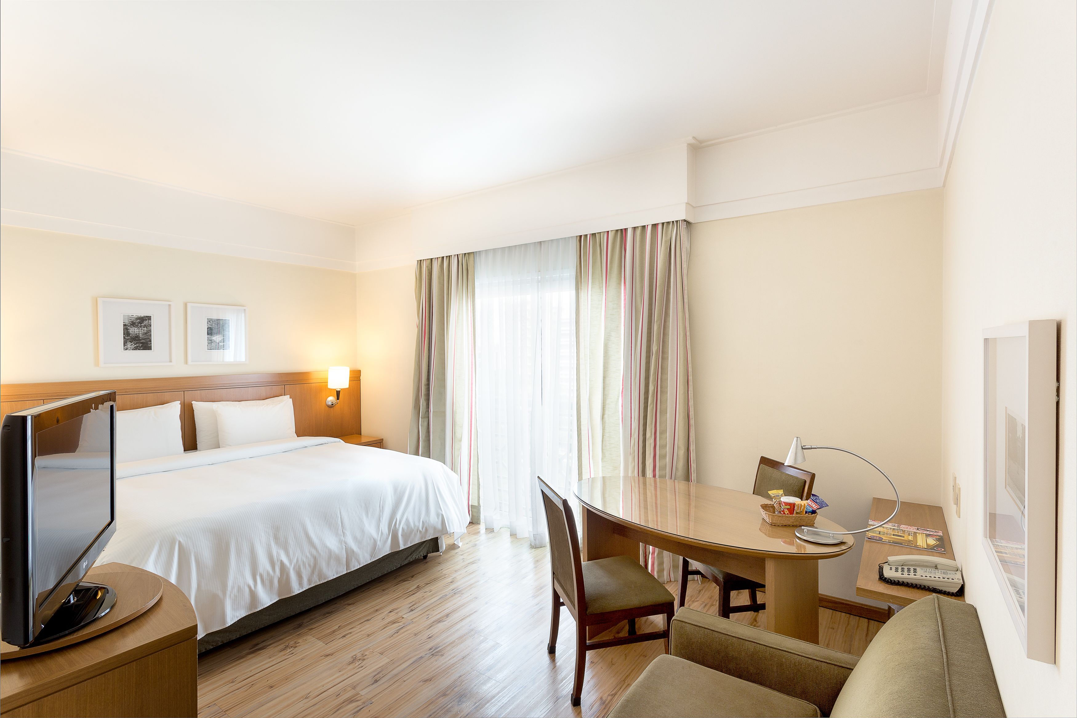 ميني بار وخزنة داخل الغرفة ومكتب ومساحة عمل للكمبيوتر المحمول