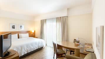 Minibar, cassaforte in camera, una scrivania, postazione laptop