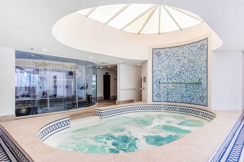 Piscina interna, funciona das 6h às 22h, espreguiçadeiras