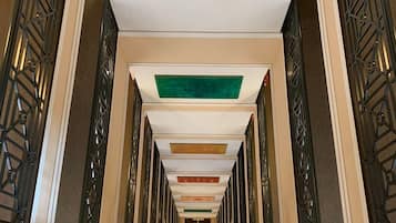 Minibar, safe på rommet, skrivebord og skrivebord for bærbar PC