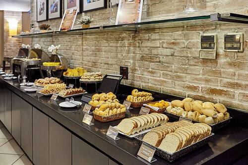 Café da manhã com buffet grátis todos os dias