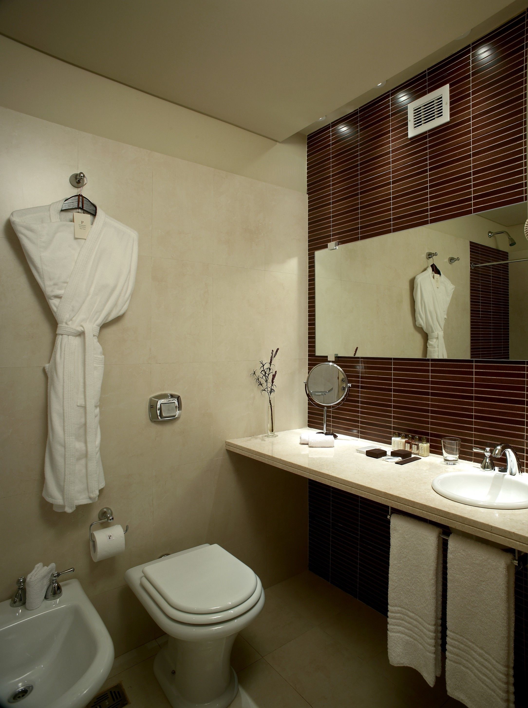 combined shower/bathtub, rainfall showerhead, free toiletries