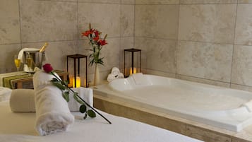 Parihoitohuone(ita), sauna, höyrysauna, vartalohoitoja, aromaterapiaa