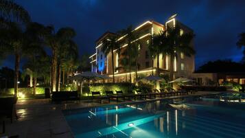 Outdoor pool, pool umbrellas, sun loungers