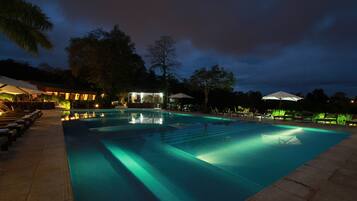 Piscine extérieure, parasols de plage, chaises longues