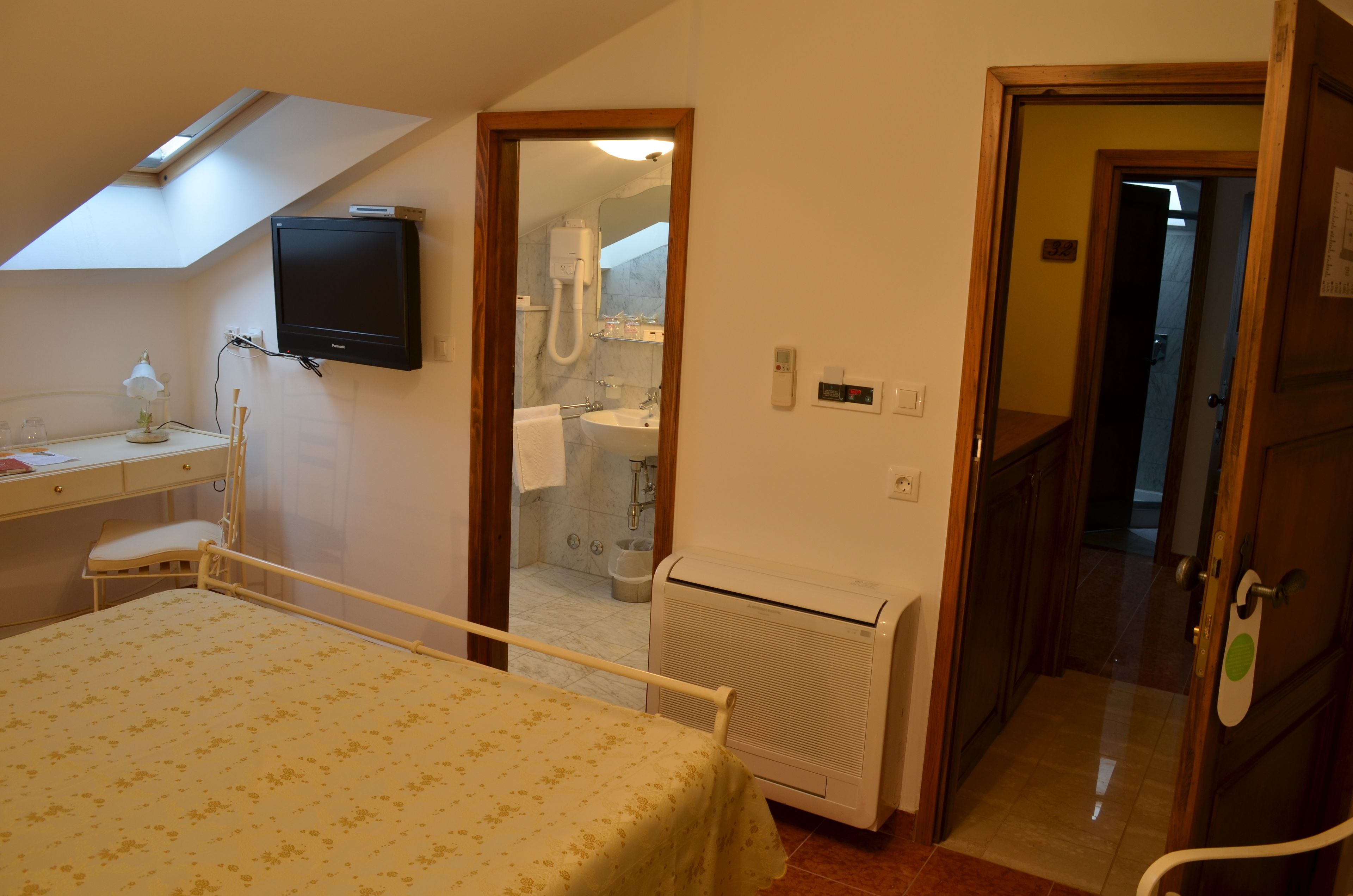 minibar, in-room safe, individually decorated, individually furnished