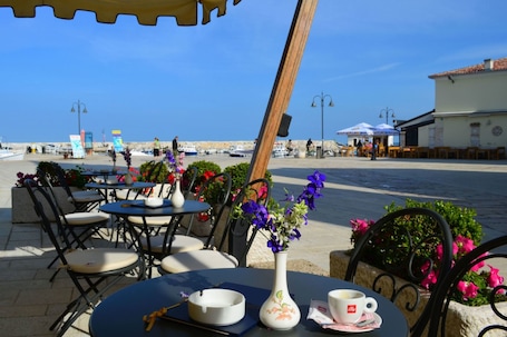 Ocean views, open daily. Villetta Phasiana
