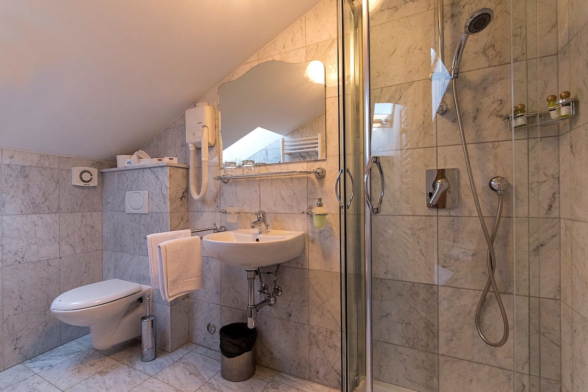 double room | bathroom | shower, free toiletries, hair dryer, towels