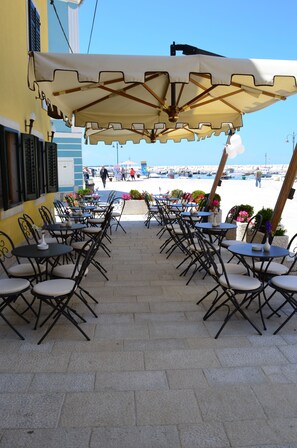 Frokost med lokale retter hver dag (EUR 22 per person)